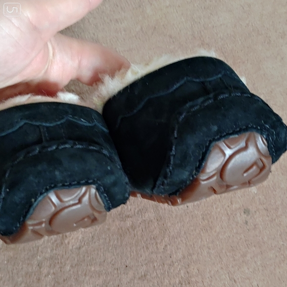 UGG Australia women's shearling slippers black suede size 6 mocasin - Picture 5 of 6